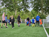 Laatste training S.K.N.W.K. JO7-1 (partijtje tegen de ouders) van maandag 27 mei 2024 (103/180)